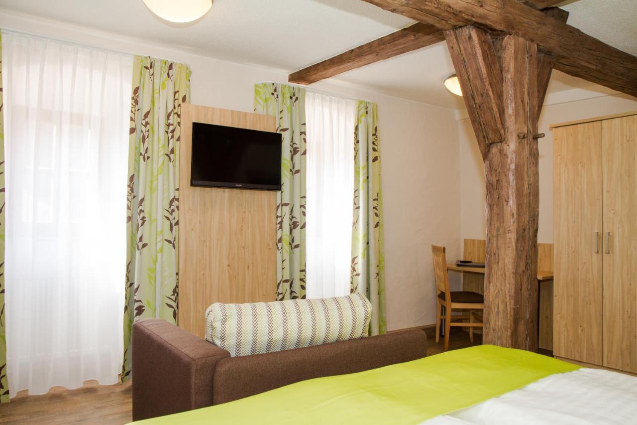 Hotel-Gasthof Blaue Traube E.K. Berching Exterior photo