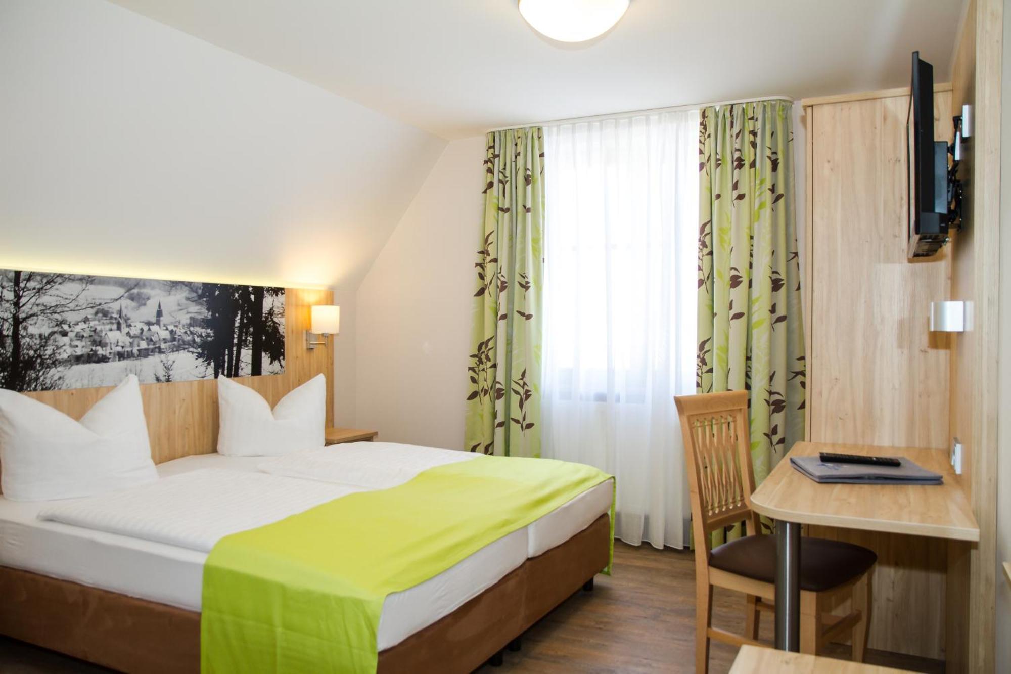 Hotel-Gasthof Blaue Traube E.K. Berching Room photo