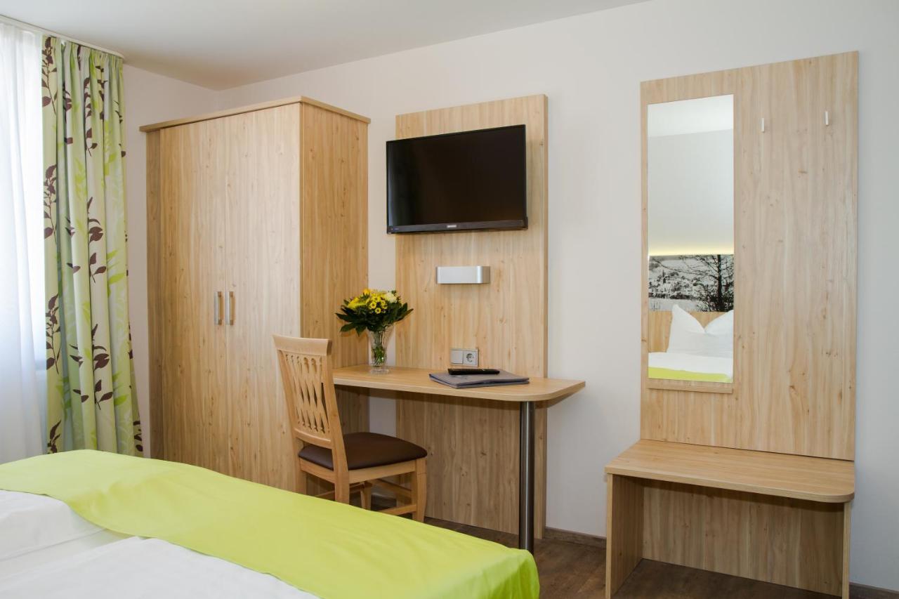 Hotel-Gasthof Blaue Traube E.K. Berching Room photo
